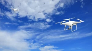 Como os drones podem ajudar no monitoramento de obras em locais de difícil acesso?