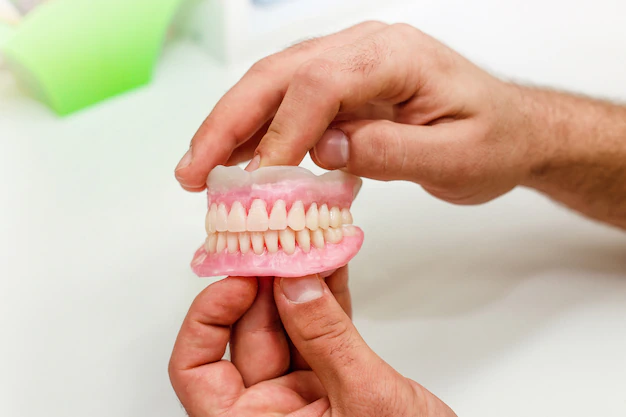 Quais são os serviços odontológicos oferecidos em Eunápolis e como se destacam nas próteses dentárias?